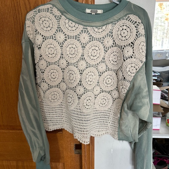 Gimmicks by BKE Green and Cream Crochet Sweatshirt - Picture 2 of 8